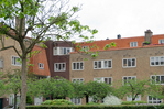 Henriëtte Ronnerplein, links het eerst gebouwde blok, rechts de oostelijke uitbreiding
<br/>
Annemarieke Verheij, 2015-06-20